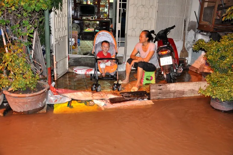 Chùm ảnh: Dân Sài Gòn bì bõm trong nước ngập ảnh 2 Chùm ảnh: Dân Sài Gòn bì bõm trong nước ngập ảnh 2