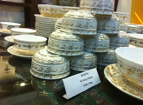 Dân giàu Hà Nội phát sốt đồ gốm vẽ vàng