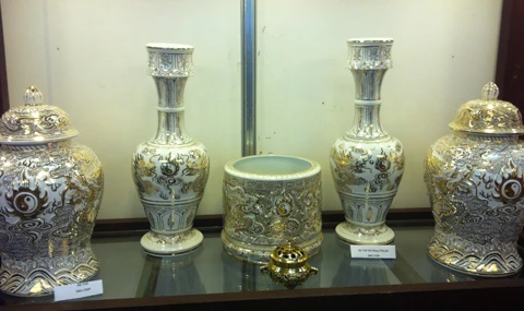 Dân giàu Hà Nội phát sốt đồ gốm vẽ vàng