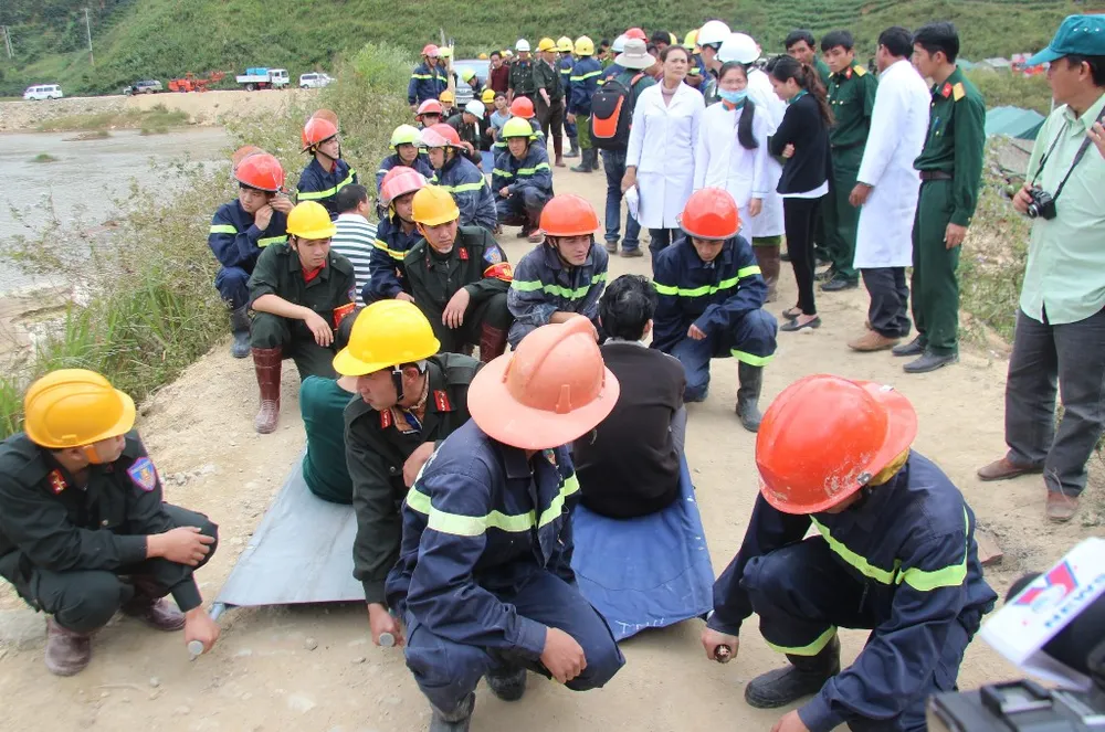 Chùm ảnh diễn tập cấp cứu nạn nhân vụ sập hầm Đạ Dâng ảnh 14