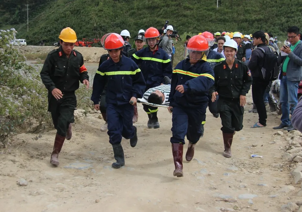 Chùm ảnh diễn tập cấp cứu nạn nhân vụ sập hầm Đạ Dâng ảnh 19