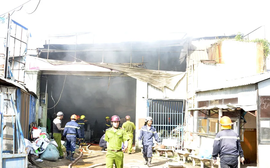 Hỏa hoạn kéo sập công ty nội thất rộng hàng ngàn mét ảnh 5