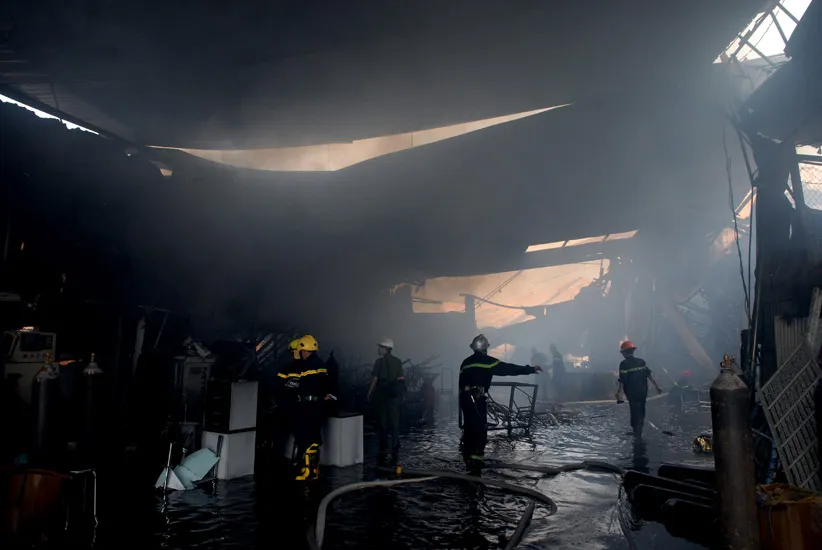 Hỏa hoạn kéo sập công ty nội thất rộng hàng ngàn mét ảnh 1