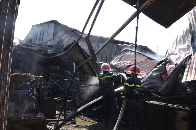 Hỏa hoạn kéo sập công ty nội thất rộng hàng ngàn mét ảnh 4