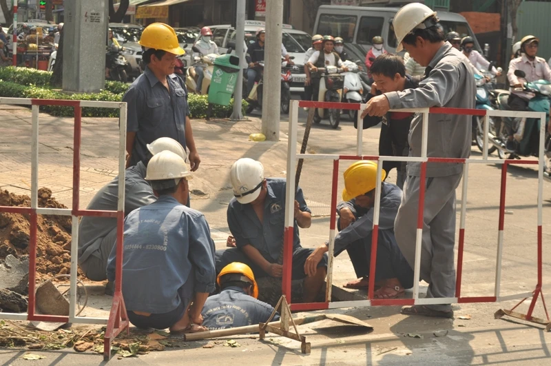 Hố tử thần xuất hiện, ô tô kẹt cứng, xe máy leo lề ảnh 4