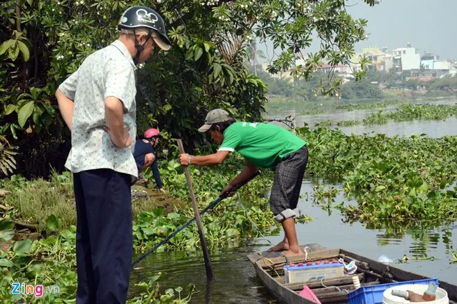 Bất lực nhìn cá chép bị chích điện khi vừa thả