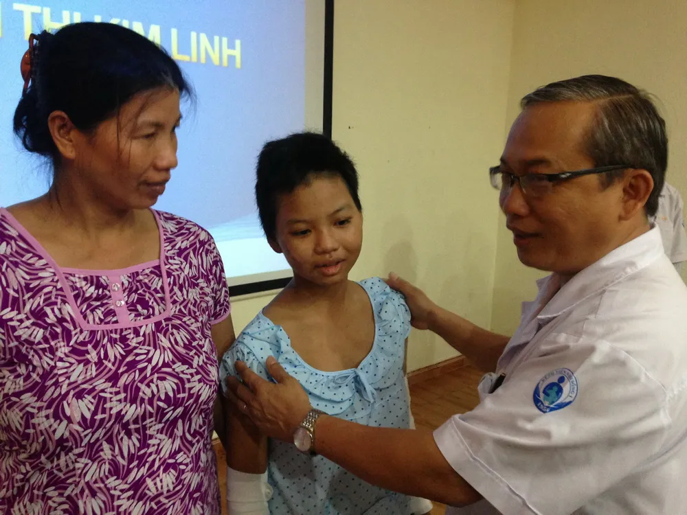 Bé gái bị mẹ tưới xăng đốt cười tươi khi xuất viện ảnh 5