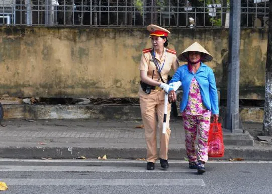 Nữ CSGT Huế: Ngày đầu ra đường làm nhiệm vụ ảnh 8 Nữ CSGT Huế: Ngày đầu ra đường làm nhiệm vụ ảnh 8