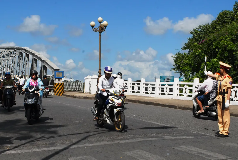 Nữ CSGT Huế: Ngày đầu ra đường làm nhiệm vụ ảnh 7 Nữ CSGT Huế: Ngày đầu ra đường làm nhiệm vụ ảnh 7