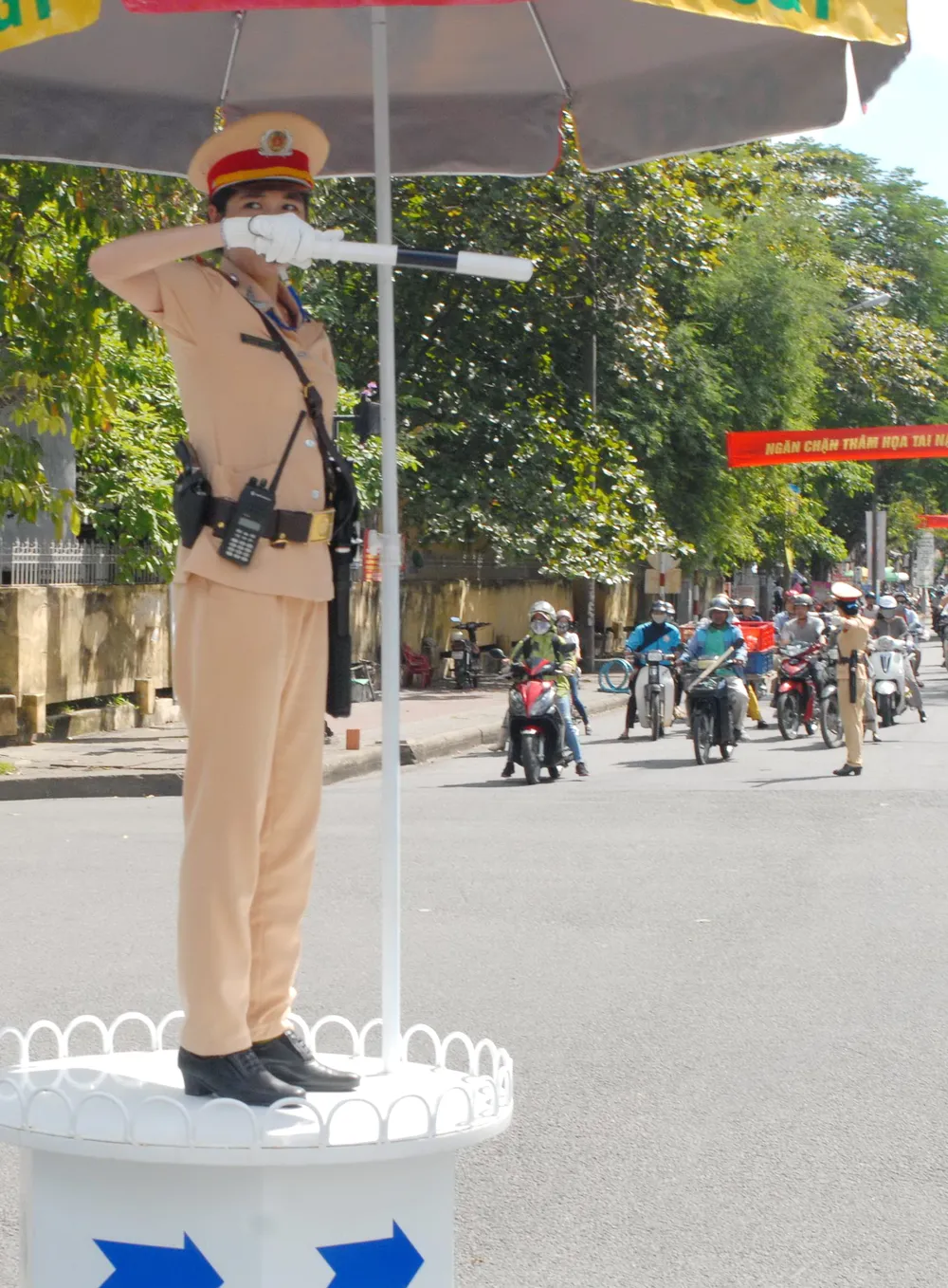 Nữ CSGT Huế: Ngày đầu ra đường làm nhiệm vụ ảnh 5 Nữ CSGT Huế: Ngày đầu ra đường làm nhiệm vụ ảnh 5