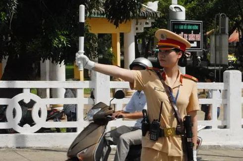 Nữ CSGT Huế: Ngày đầu ra đường làm nhiệm vụ ảnh 2 Nữ CSGT Huế: Ngày đầu ra đường làm nhiệm vụ ảnh 2
