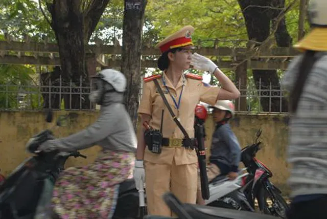 Nữ CSGT Huế: Ngày đầu ra đường làm nhiệm vụ ảnh 3 Nữ CSGT Huế: Ngày đầu ra đường làm nhiệm vụ ảnh 3