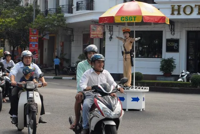 Nữ CSGT Huế: Ngày đầu ra đường làm nhiệm vụ ảnh 4 Nữ CSGT Huế: Ngày đầu ra đường làm nhiệm vụ ảnh 4