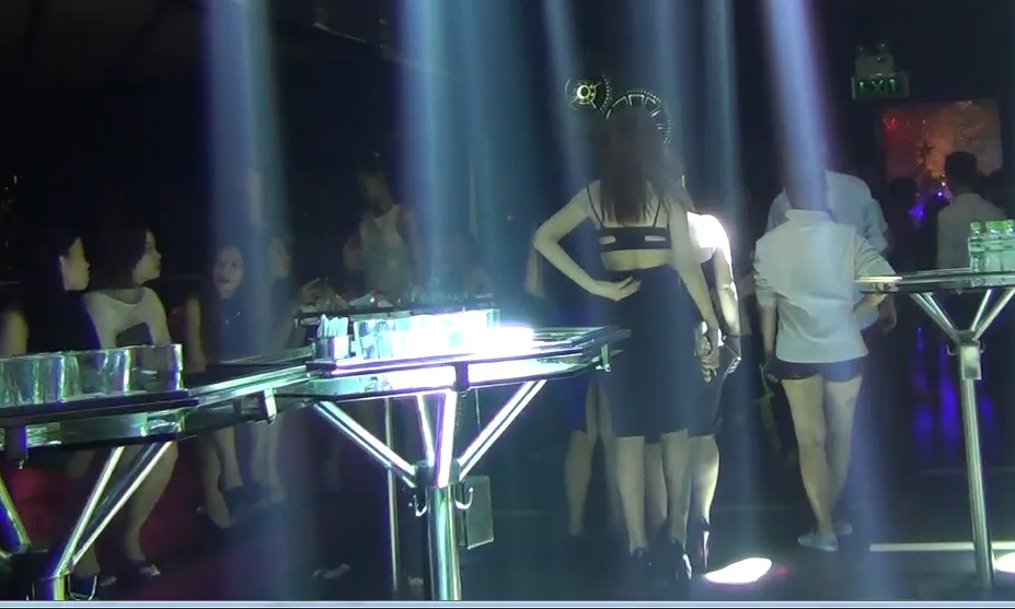 Hàng chục dân chơi phê ma túy trong vũ trường chui ảnh 1