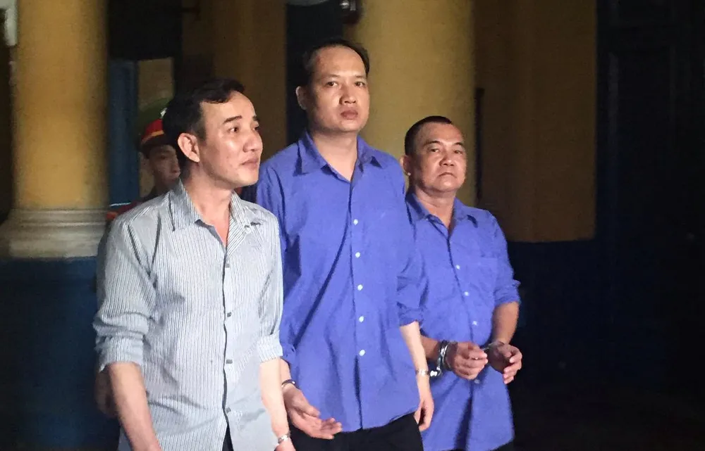 Cán bộ hải quan để lọt 10 container hàng lậu ảnh 1