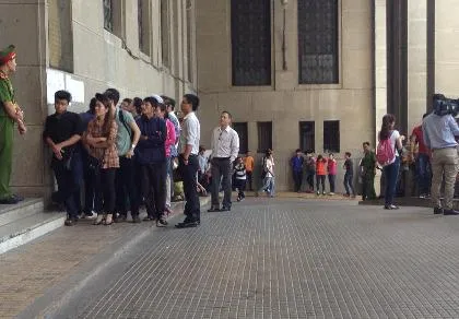 Nhiều người không mua được tiền lưu niệm ảnh 1