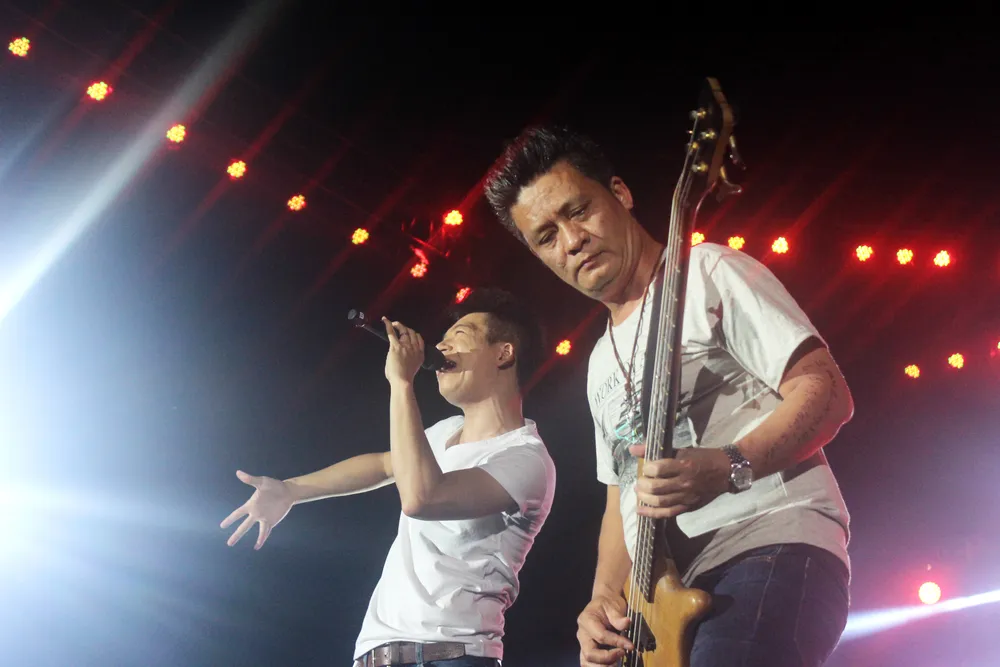 Khán giả Huế cuồng nhiệt trong đêm rock 'Lửa Cố đô' ảnh 2