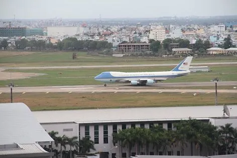 Chuyên cơ của Tổng thống Obama đã rời Việt Nam ảnh 17