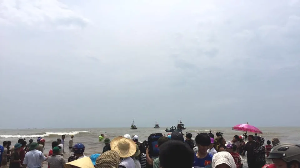 Cá voi 15 tấn đã được cứu, hàng ngàn người reo hò ảnh 2 Cá voi 15 tấn đã được cứu, hàng ngàn người reo hò ảnh 2