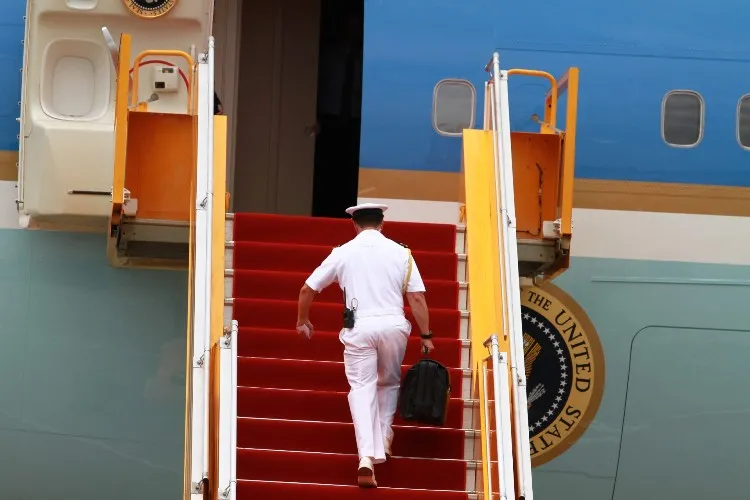 Chuyên cơ của Tổng thống Obama đã rời Việt Nam ảnh 16