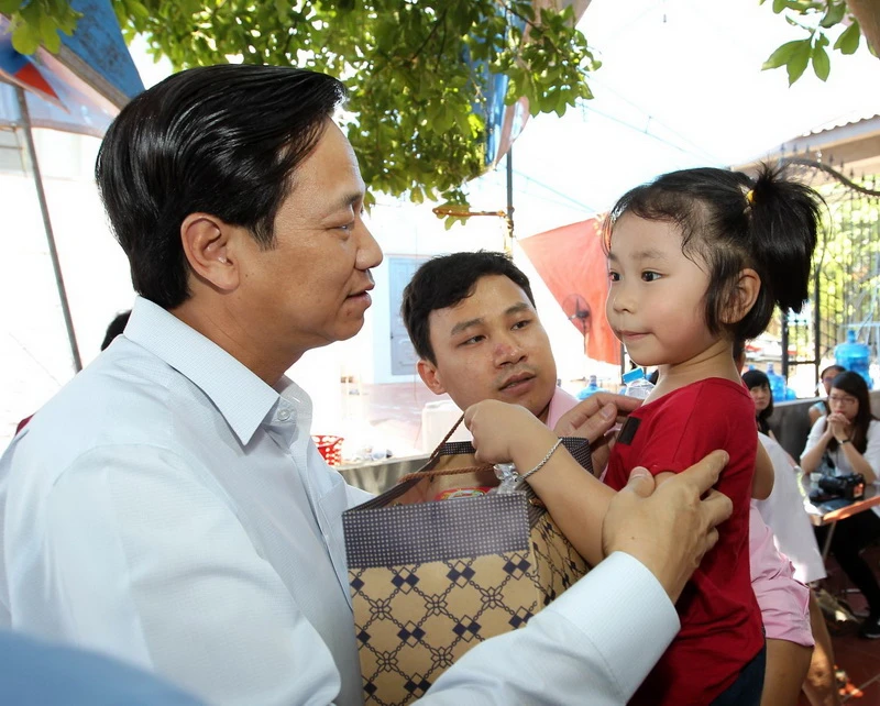 Ông Đào Ngọc Dung hỏi thăm con gái của Đại tá Khải