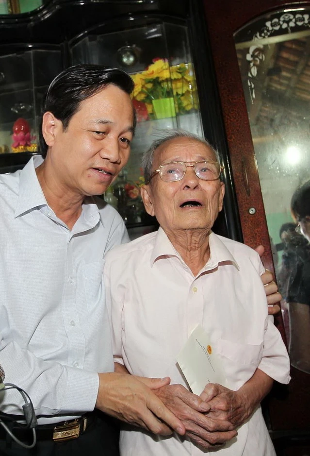 Ông Đào Ngọc Dung thăm hỏi cụ thân sinh Đại tá Trần Quang Khải.