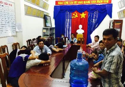 Nhóm người cá độ bóng đã tại quán cà phê Phương Thủy (ảnh CTV). 