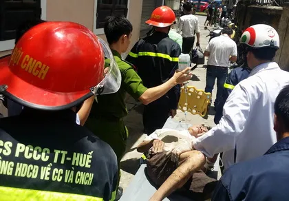 Lực lượng chức năng đến giải cứu đối tượng bị mắc kẹt dưới cống nước. 