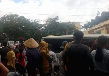 Rất đông người dân đến theo dõi.