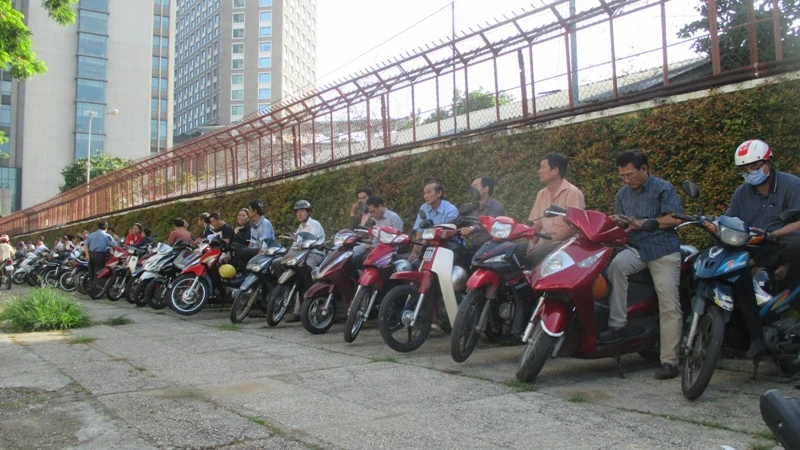  Phụ huynh đứng chờ bên vỉa hè ĐH Khoa học tự nhiên. Ảnh: Minh Tâm