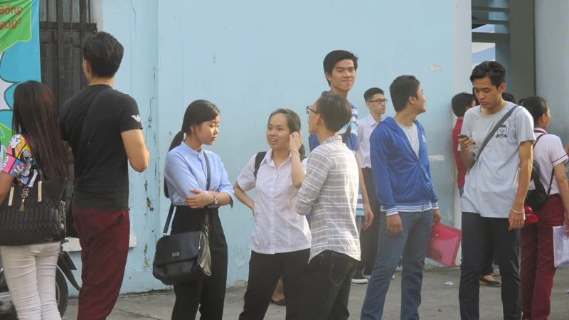 Thí sinh đợi làm thủ tục tại điểm thi Ngô Thời Nhiệm. Ảnh: Minh Tâm
