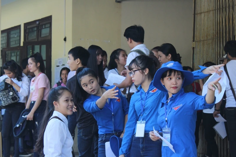 Thí sinh đến điểm thi Trường ĐH Sư phạm, Huế làm thủ tục dự thi.