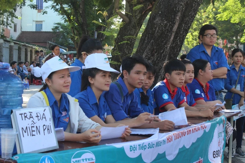 Các sinh viên tình nguyện có mặt rất sớm để hỗ trợ sinh viên.