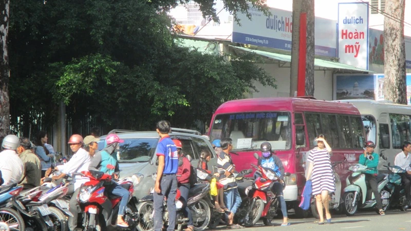 Xe đưa rước học sinh từ Long An. Ảnh: Minh Tâm