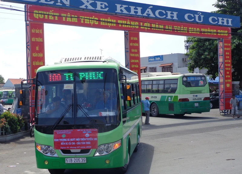 Mỗi ngày có 124 chuyến xe buýt loại mới đi về giữa bến xe Củ Chi và xã Thái Mỹ anh hùng.