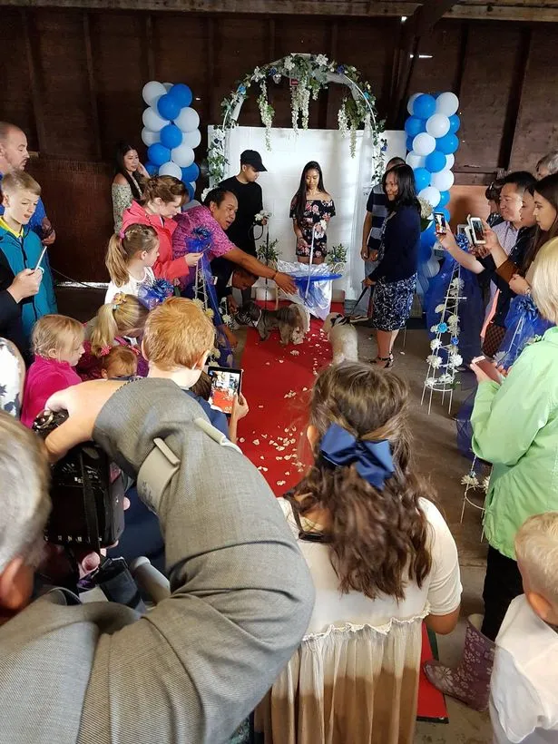 Lễ cưới đã diễn ra rất vui.