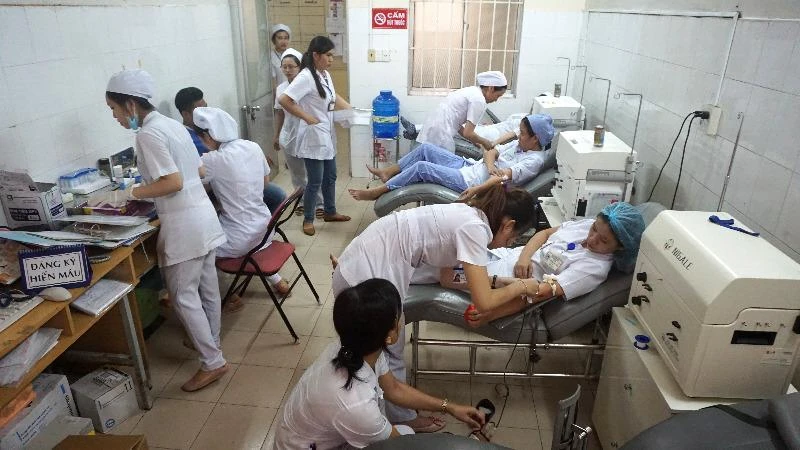 Các nhân viên y tế BV Khánh Hòa, hiến máu cứu người bệnh.