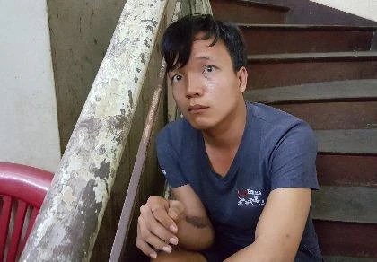 Đối tượng Nguyễn Hoàng Vũ dọa cắn những người có mặt tại trụ sở công an phường 12, quận Bình Thạnh.