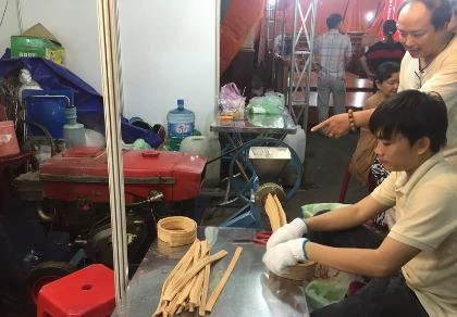 Biểu diễn sản xuất bánh ngũ cốc tại hội chợ.