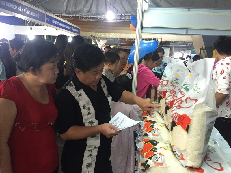 Gạo sạch được nhiều khách hàng quan tâm tại hội chợ.