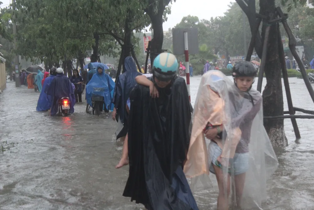 Huế: Đường biến thành sông, phụ huynh bì bõm đón con ảnh 1