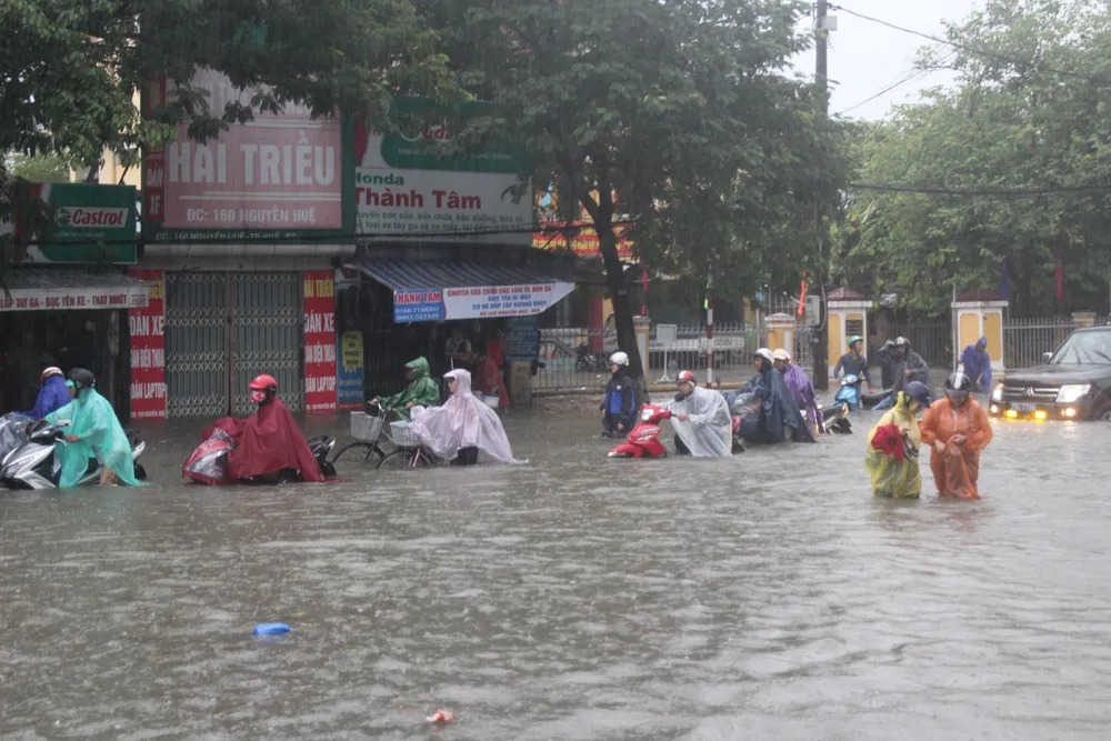 Huế: Đường biến thành sông, phụ huynh bì bõm đón con ảnh 3