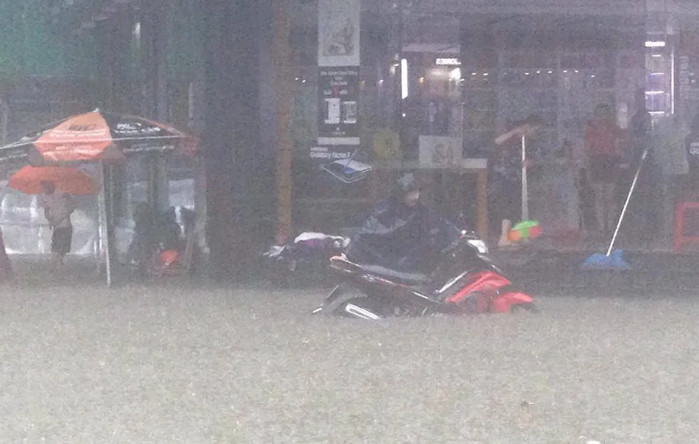 Huế: Đường biến thành sông, phụ huynh bì bõm đón con ảnh 5