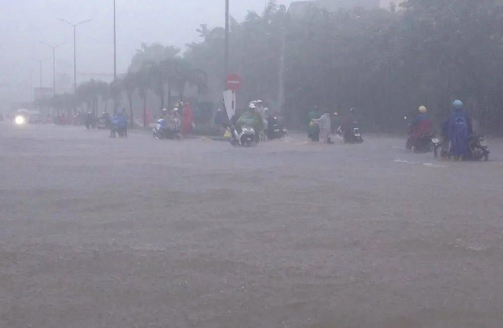 Huế: Đường biến thành sông, phụ huynh bì bõm đón con ảnh 4