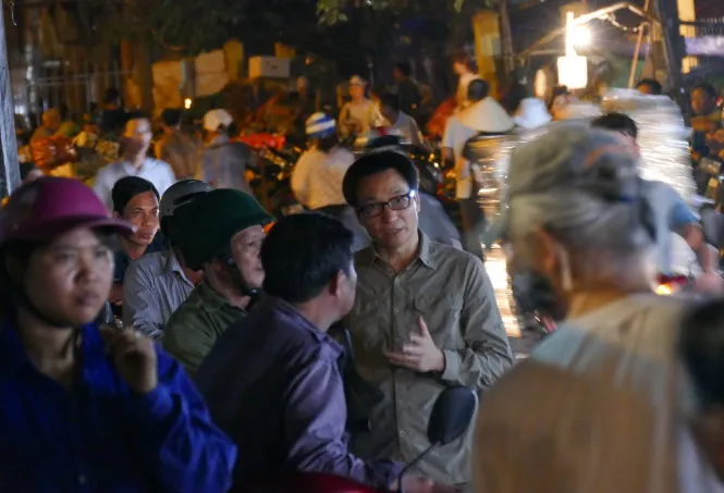 Thủ tướng bất ngờ đến chợ Long Biên lúc tờ mờ sáng 