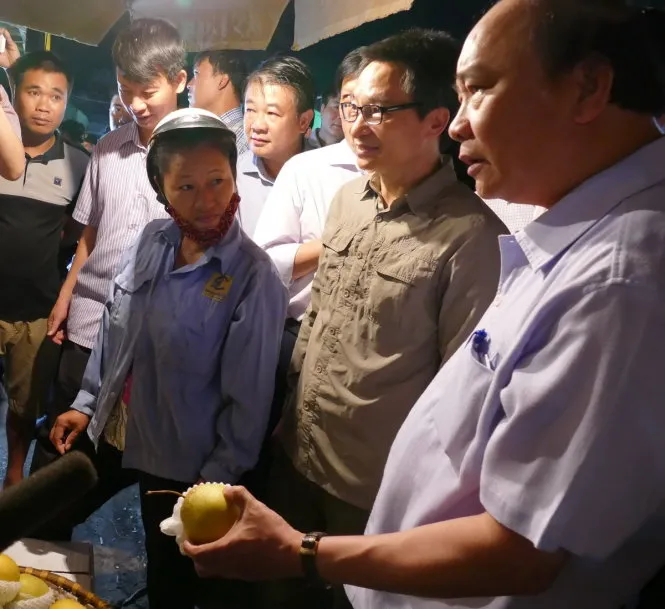 Thủ tướng bất ngờ đến chợ Long Biên lúc tờ mờ sáng 