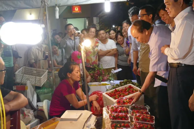 Thủ tướng bất ngờ đến chợ Long Biên lúc tờ mờ sáng 