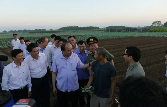 Thủ tướng bất ngờ đến chợ Long Biên lúc tờ mờ sáng 