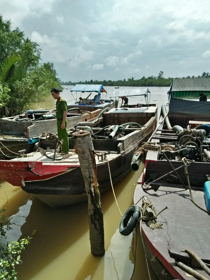 Phạt hàng loạt 'cát tặc', yêu cầu trả cát lại lòng sông ảnh 1 Phạt hàng loạt 'cát tặc', yêu cầu trả cát lại lòng sông ảnh 1