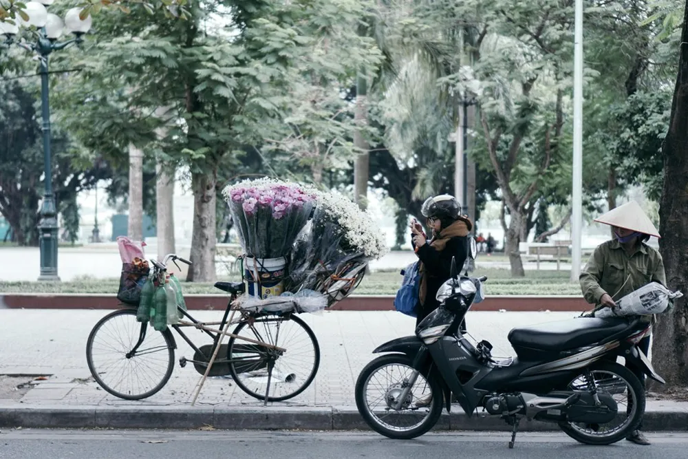Sau khi mua hoa, nhiều người còn tranh thủ chụp ảnh.
